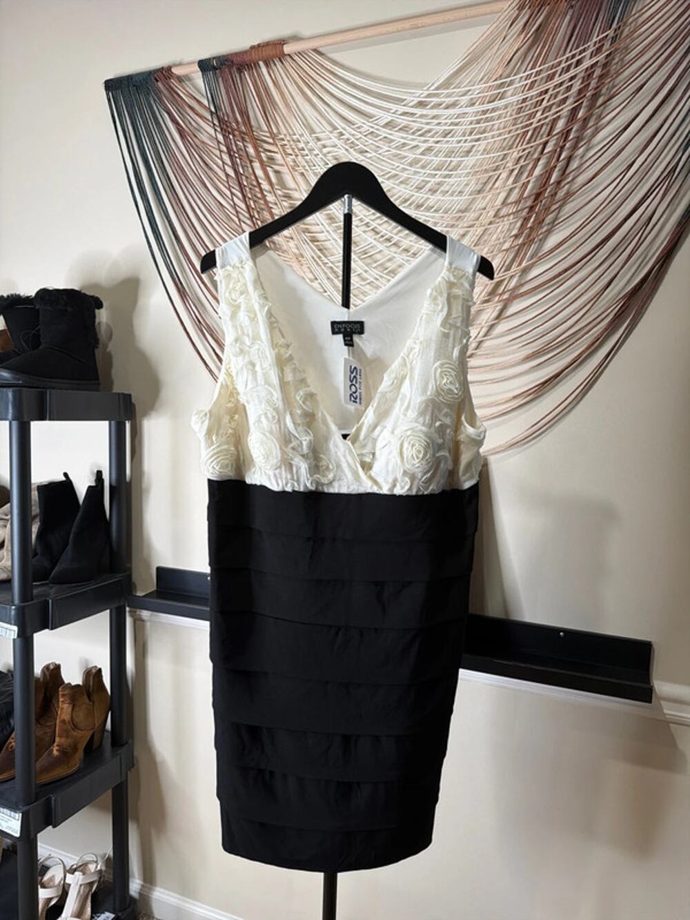En focus v-neck dress NWT floral appliqué 16 3000